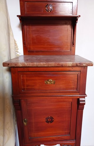 Conjunto de antigua cama, armario y mesita