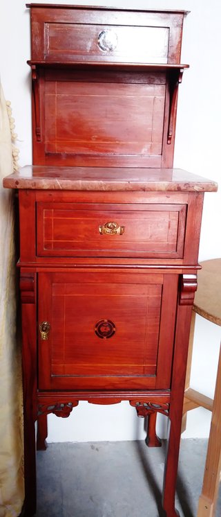 Conjunto de antigua cama, armario y mesita