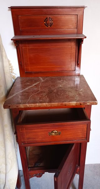 Conjunto de antigua cama, armario y mesita