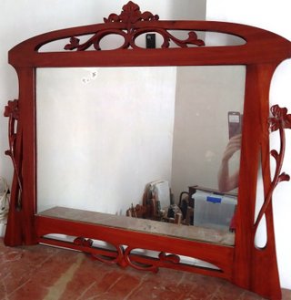Conjunto de antigua cama, armario y mesita