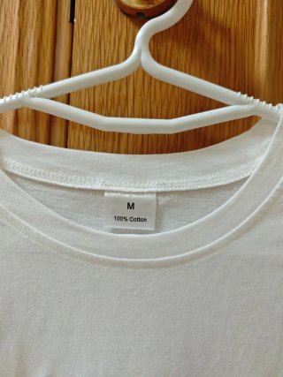 Camiseta blanca con lirio rosa pintado Talla M