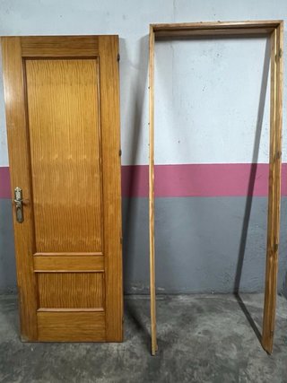 Puerta madera maciza con marco