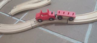 Circuito de tren de madera con coches