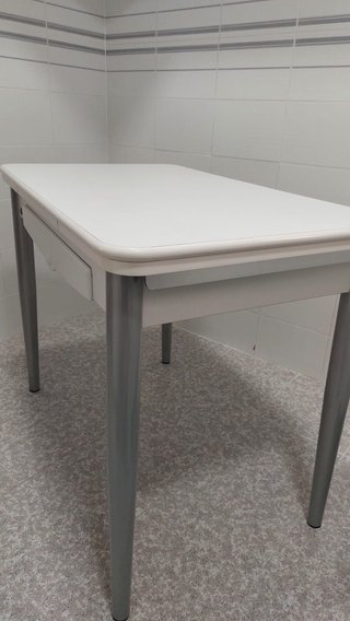 MESA Y 3 SILLAS DE COCINA BLANCAS