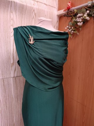 Vestido de fiesta verde drapeado