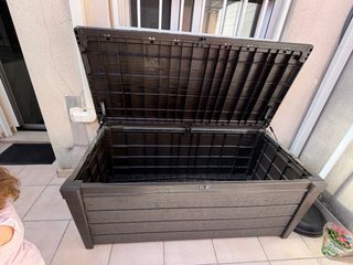 Baúl exterior de plástico marrón oscuro