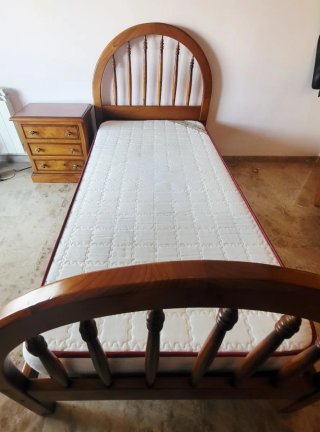 Conjunto Cama Madera Maciza + Mesita