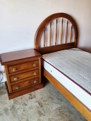 Conjunto Cama Madera Maciza + Mesita