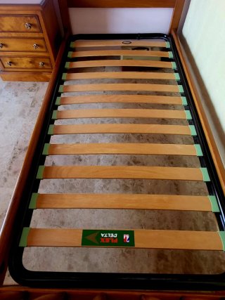 Conjunto Cama Madera Maciza + Mesita