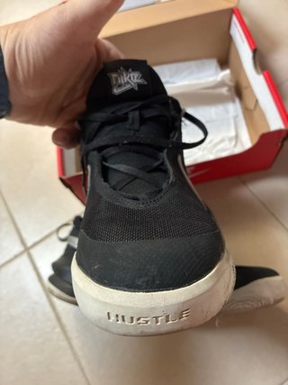 Zapatillas Nike Niña Negras y Plateadas