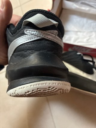 Zapatillas Nike Niña Negras y Plateadas