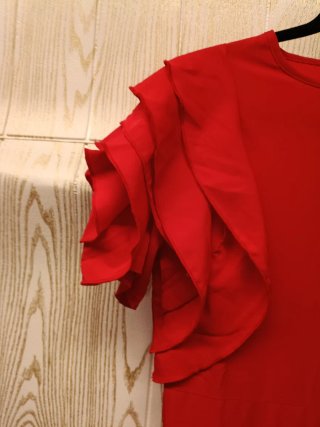 Mono rojo con volantes