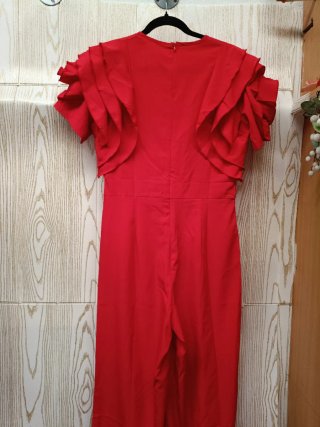 Mono rojo con volantes