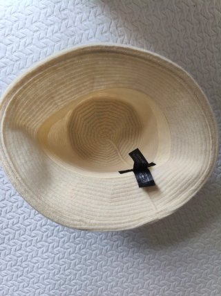Sombrero Zara talla M en color crudo.