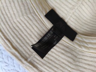 Sombrero Zara talla M en color crudo.