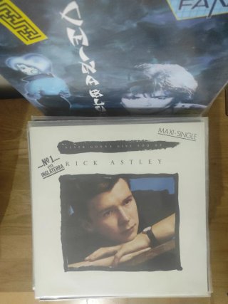 Maxi Single 4 x 24 euros