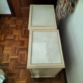 Mesitas de noche de madera, ratán y cristal
