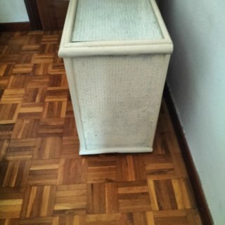 Mesitas de noche de madera, ratán y cristal