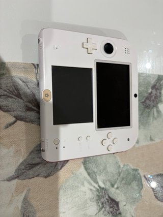 Nintendo 2DS Roja y Blanca con Cargador
