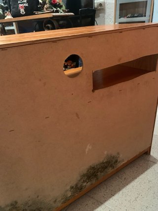 Mueble de madera marrón