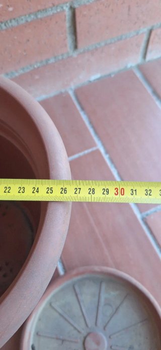 Maceta de plástico marrón