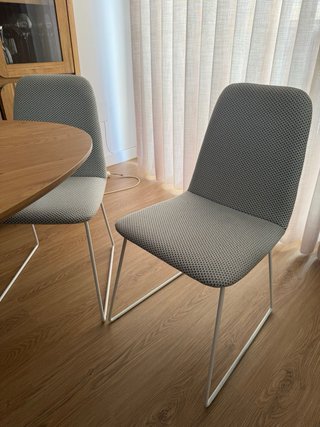 Sillas de comedor grises y blancas