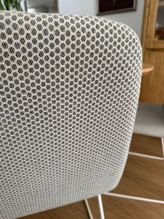 Sillas de comedor grises y blancas