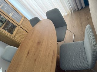 Sillas de comedor grises y blancas