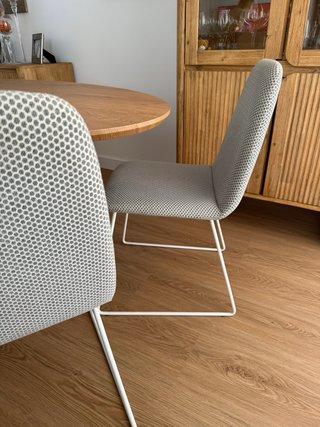 Sillas de comedor grises y blancas
