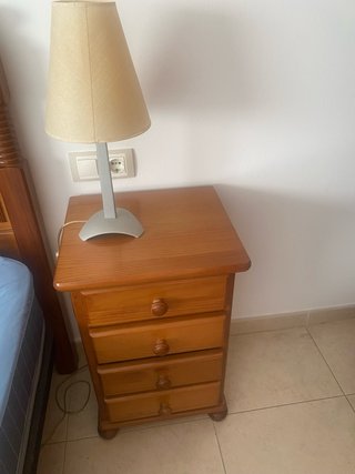 2 Mesitas de noche de madera.