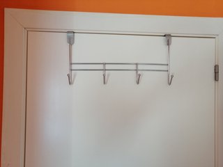 Percha metálica para puerta con 4 ganchos