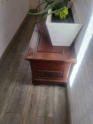 Arcón de madera tallada