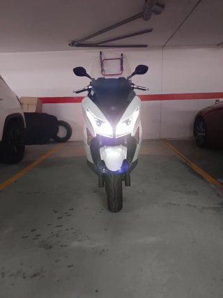 Kymco Grand Dink 300 con ABS en perfecto estado.