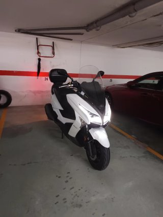 Kymco Grand Dink 300 con ABS en perfecto estado.