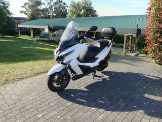 Kymco Grand Dink 300 con ABS en perfecto estado.