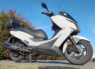 Kymco Grand Dink 300 con ABS en perfecto estado.