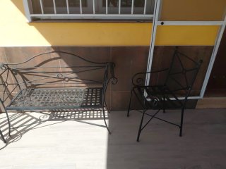Mesa y 4 sillas de forja y banco