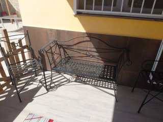Mesa y 4 sillas de forja y banco