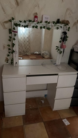 Tocador blanco con espejo y luces