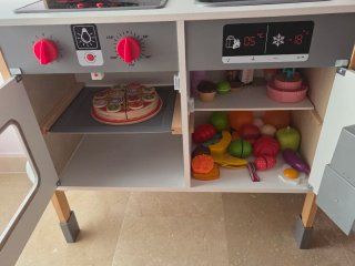 Cocinita de madera con accesorios