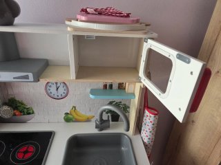 Cocinita de madera con accesorios