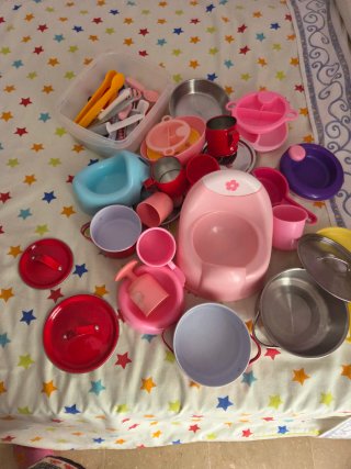 Cocinita de madera con accesorios