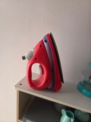 Cocinita de madera con accesorios