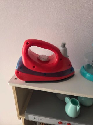 Cocinita de madera con accesorios