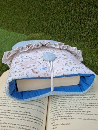 Funda de libro acolchada hecha a mano