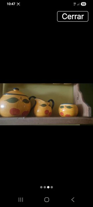Mueble de madera con juego de tazas