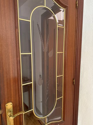 Puerta madera con cristal decorativo