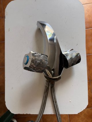 Grifo de baño metálico plateado