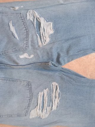 Pantalón vaquero ancho desgastado