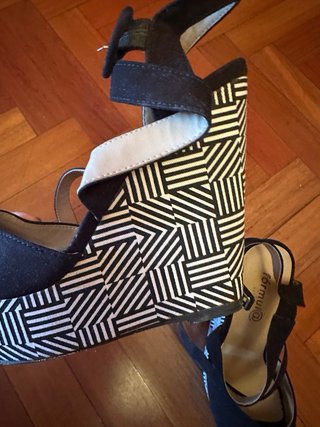 Tacones de cuña blancos y negros